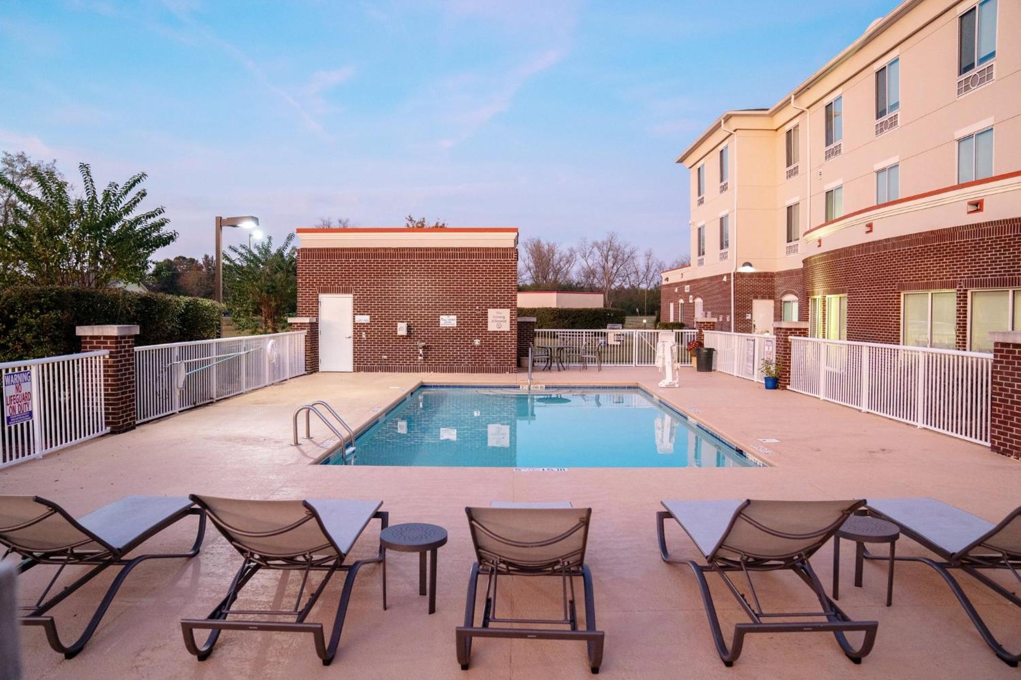 Holiday Inn Express Pembroke By Ihg מראה חיצוני תמונה