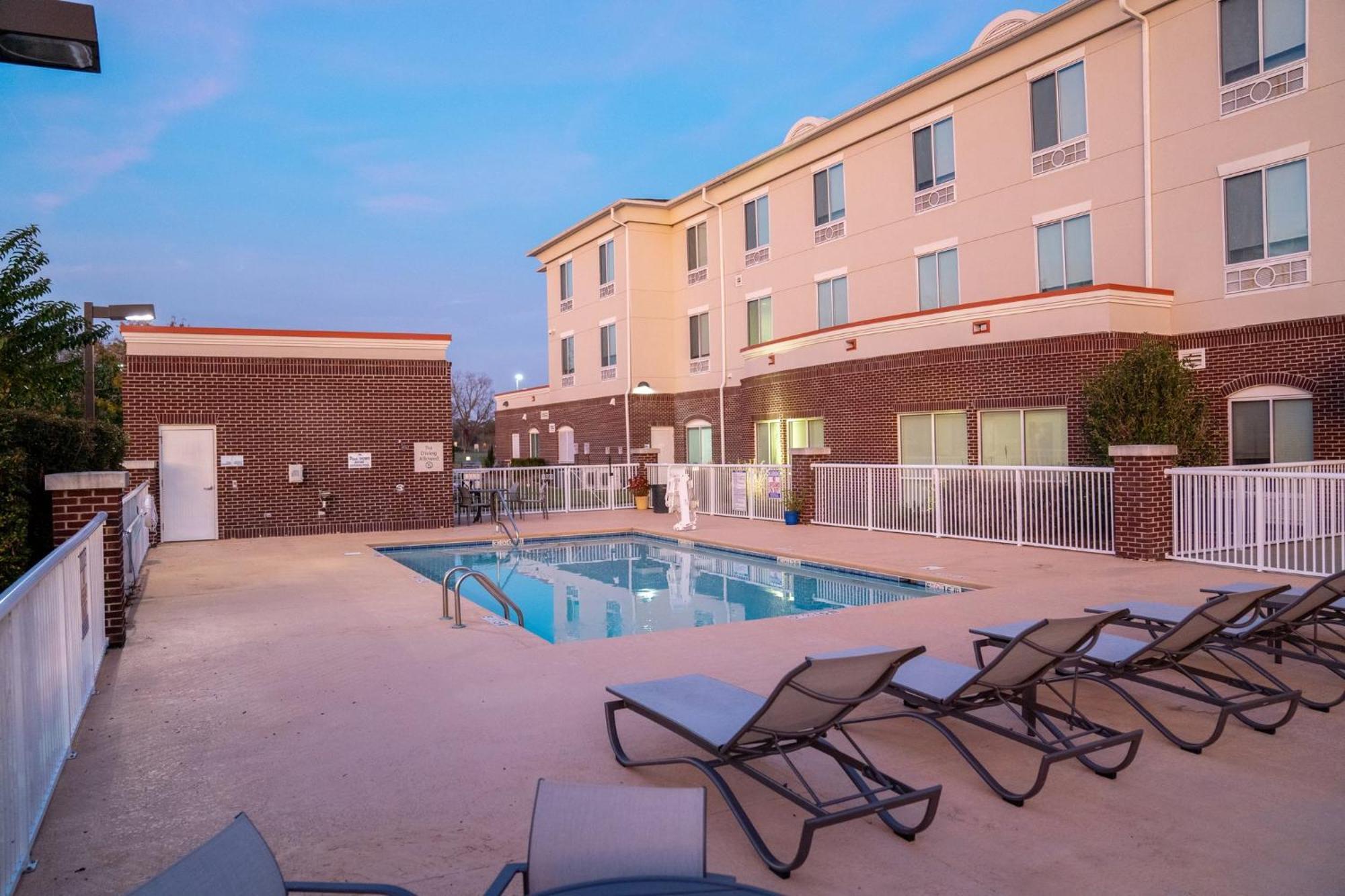 Holiday Inn Express Pembroke By Ihg מראה חיצוני תמונה